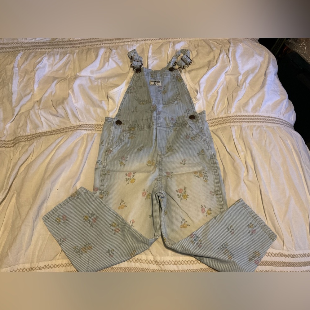 OshKosh B’gosh light blue with floral print and white crop top, Size 4T.